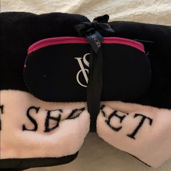 Victoria’s Secret fleece blanket - Picture 1 of 3